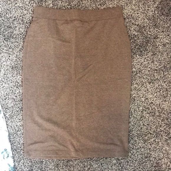 3 skirts - Picture 3 of 4